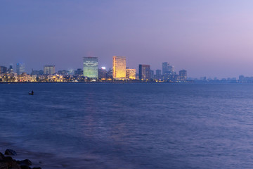 Obraz premium View of Waterfront from Chowpatty beach at night. Mumbai. India