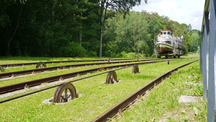 Statek na trawie © Marcin