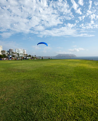 Obraz premium Panoramic view of the ocean from the Miraflores paraglide deck, in Lima, Peru