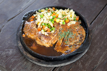 Obraz na płótnie Canvas close up pork steak on hot pan serve