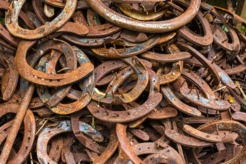 Ein Haufen rostiger Hufeisen