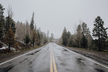 Obraz premium les routes enneigées dans les montagnes du Grand Ouest Américain