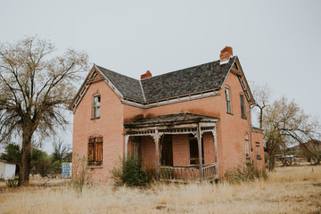 Fototapeta na wymiar Maison hantée et abandonnée dans une ville fantôme des Etats-Unis