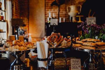 Chaleureux et gourmand petit déjeuner dans la boulangerie