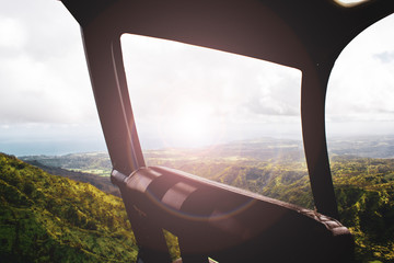 Bewundernder Blick aus einem Helikopter Fenster © marksn.media