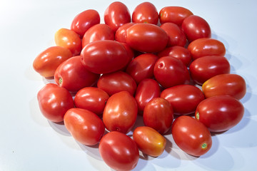 Tomates rojos ecológicos recientemente escogidos en un fondo blanco.