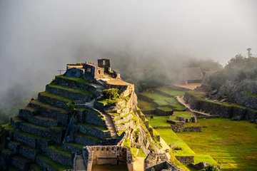 Papier Peint photo Machu Picchu Pyramide Intihuatana dans un brouillard avec pierre rituelle sur le site archéologique de Machu Picchu, Cusco, Pérou, Amérique du Sud