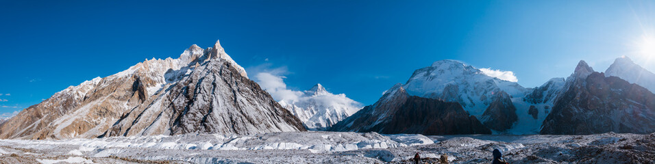 Panoramablick auf K2, den zweithöchsten Berg der Welt mit umliegenden Bergen wie Crystal, Marble, Angel, Nera und Broad vom Baltoro-Gletscher, Concordia, Pakistan