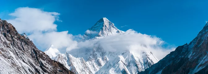 Fotobehang K2 Close-up panoramisch uitzicht op K2, de op een na hoogste berg ter wereld met Angel Peak en Nera Peak aan de linkerkant, Concordia, Pakistan