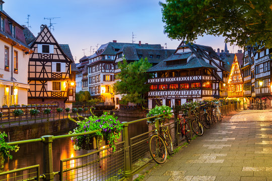 Petit France in Stra&szlig;burg am Abend
