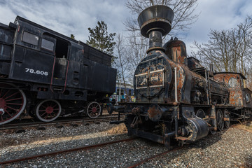 alte rostige dampflokomotiven auf einem platz