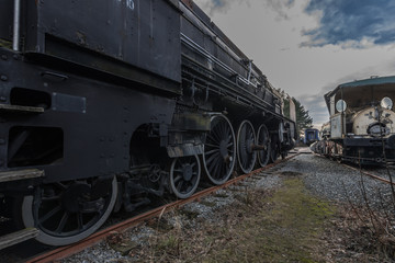 Obraz premium alte zuege auf gleisen mit himmel