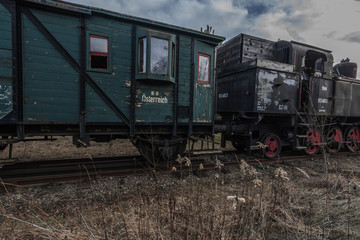 Obraz premium gruener waggon aus holz mit fenstern