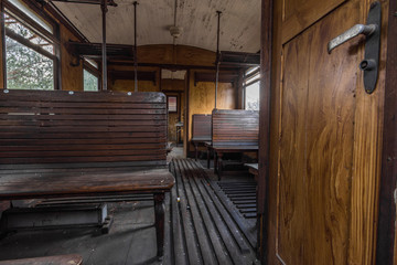 sitzbaenke aus holz in einem abteil zug