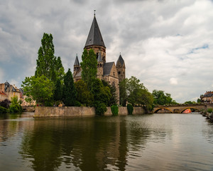 Fototapeta na wymiar France - Church Between the Canals - Metz