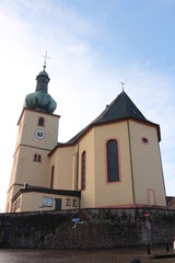 Blick auf die Kirche im Zentrum von Illingen (Saar)
