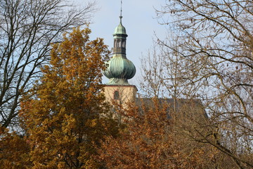 Blick auf die Kirche im Zentrum von Illingen (Saar)