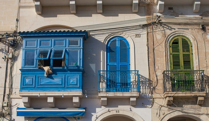 colorful windows and balcony in an old house in Valetta, Malta - 314744251