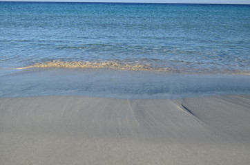 suave oleaje en la playa de la isla de formentera