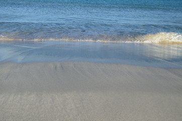 suave oleaje en la playa de la isla de formentera