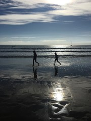 Fototapeta na wymiar silhouettes on beach 