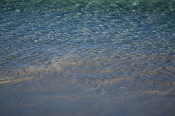 suave oleaje en la playa de ibiza mar mediterraneo