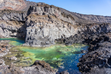 Fototapeta na wymiar La Palma: der schwarze, vulkanische Strand von Fuencaliente im Süden der Insel - kleiner türkisblauer See davor