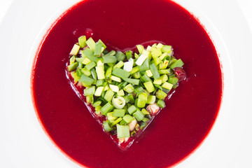Beetroot cream soup with a heart made of chives - a romantic treat