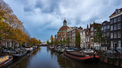 Fototapeta premium Netherlands - Many Boats in Canal by Cathedral