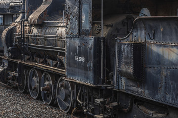 rostiger triebwagen mit vielen nieten