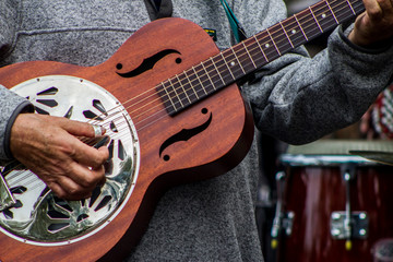 Naklejka premium Male hands playing the resonator guitar 