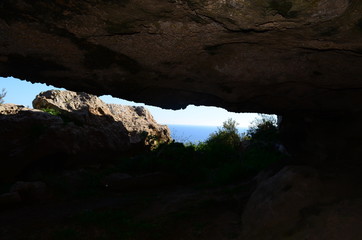 vista al mar desde dentro de la cueva en ibiza
