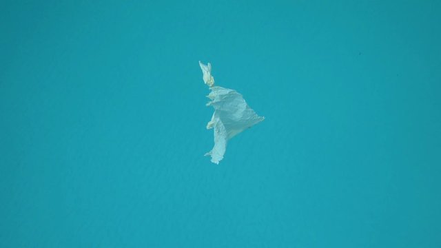 Plastikm&uuml;ll treibt Ozeanen und verschmutzt die Umwelt