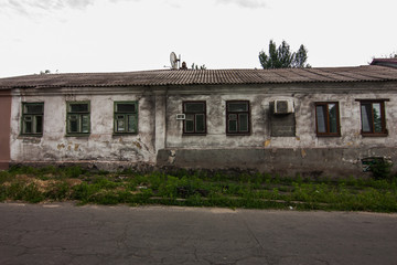 Fototapeta na wymiar Old single-storey building in Mariupol, Ukraine