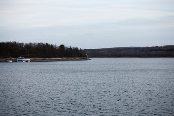 Grosser See an einem wolkigem Tag