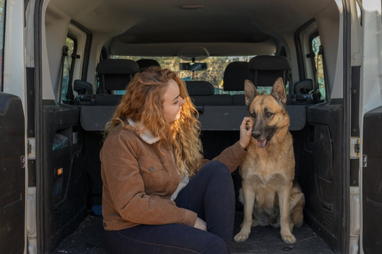 Mujer acariciando a su perro pastor alem&aacute;n