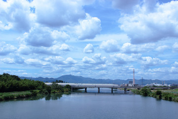 京都　桂川から見た白い雲