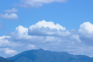 京都　白い雲と愛宕山