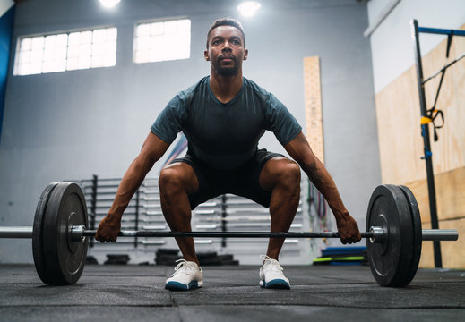 Crossfit athlete doing exercise with a barbell.
