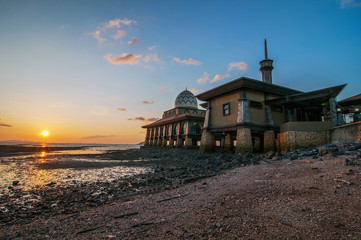 Fototapeta na wymiar Al-Hussain Mosque by the sea with sunset views located in Perlis Malaysia.