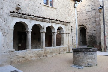 Cloître de la Collégiale du village de Saint Donat sur l'Herbasse - Département de la Drôme - France - Bati au 12 ème siècle