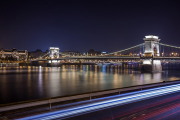 Fototapeta premium Szechenyi Chain Bridge on the Danube river at night. Budapest, Hungary.
