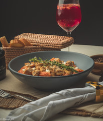 pasta penne con salsa cremosa de tomate, queso de cabra y pollo