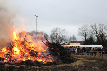 Osterfeuer in Nienburg Niedersachsen zu Ostern mit Feuer und Bier und Bierwagen