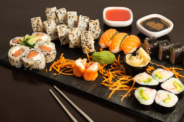  table of mixed and mixed sushi pieces