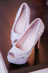 The shoes or high heels used by the bride during the wedding ceremony.
