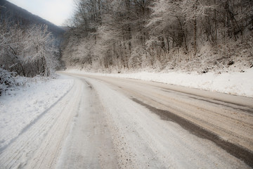 Obraz na płótnie Canvas Road with snow