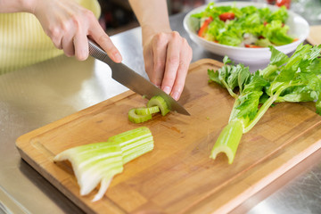 料理をする女性　ボディーパーツ　手元