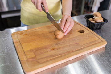 料理をする女性　ボディーパーツ　手元