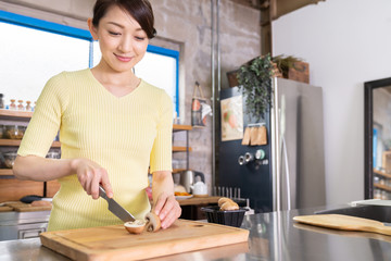 料理をする女性